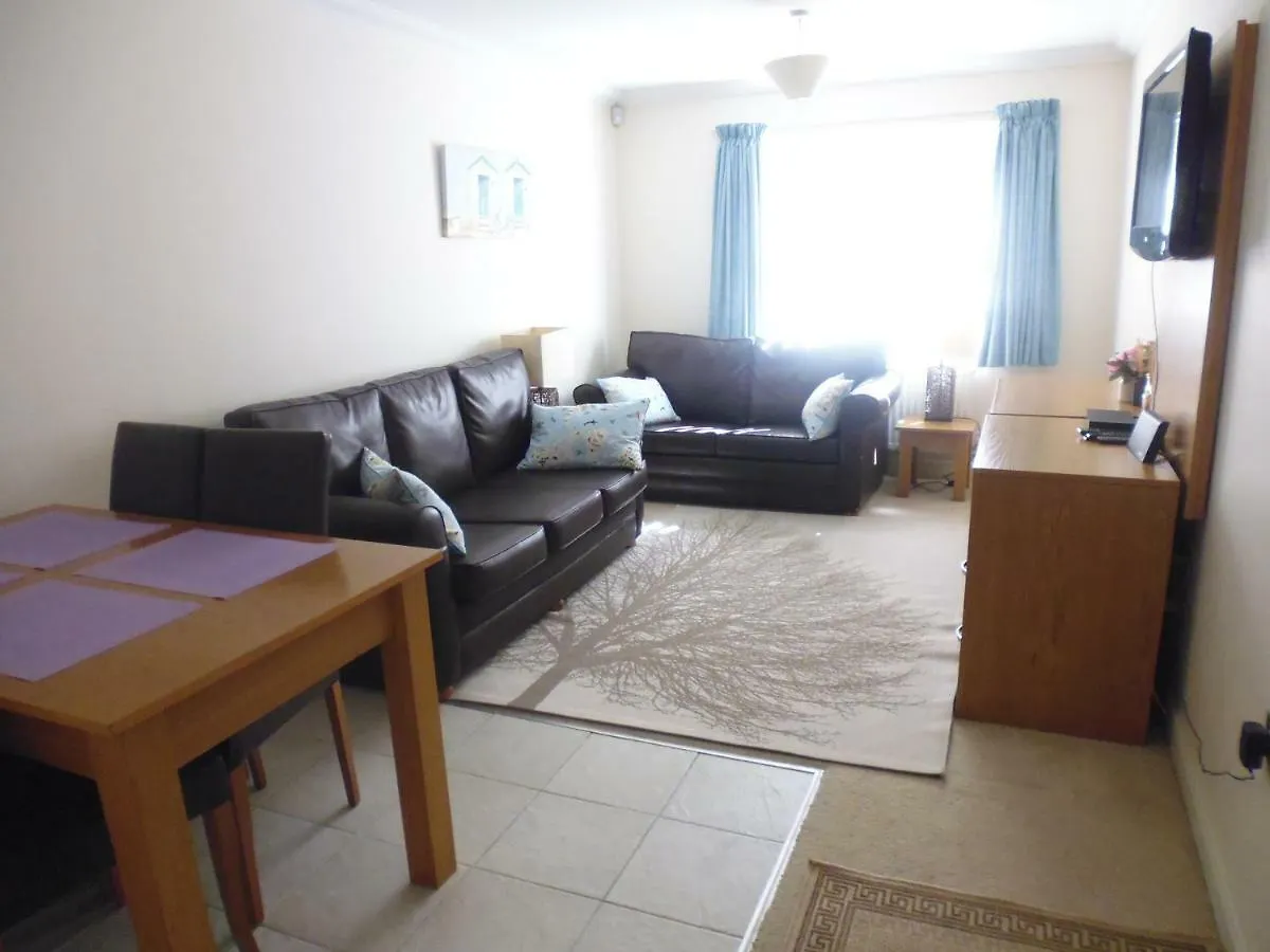 Walking Distance To Beach , Close To Town Center 본머스 아파트