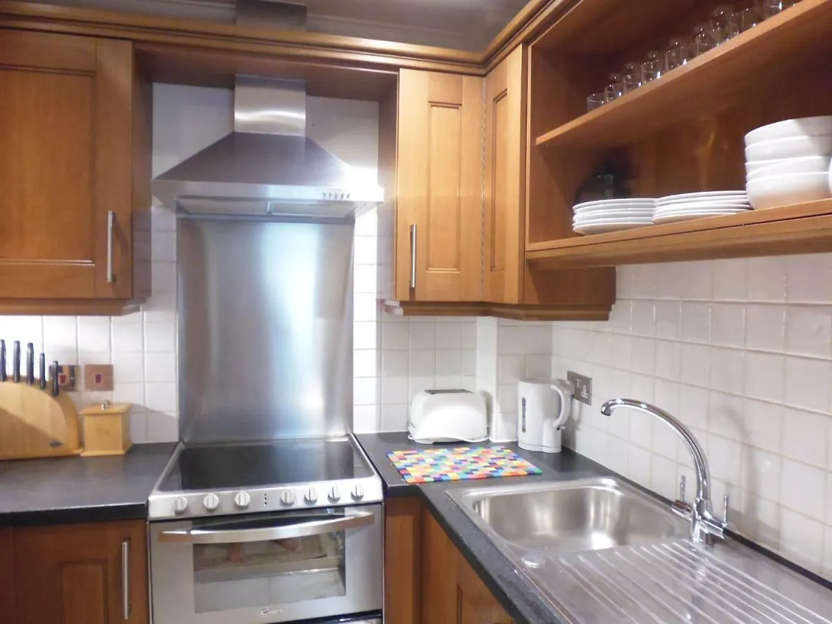 Walking Distance To Beach , Close To Town Center Bournemouth Apartment