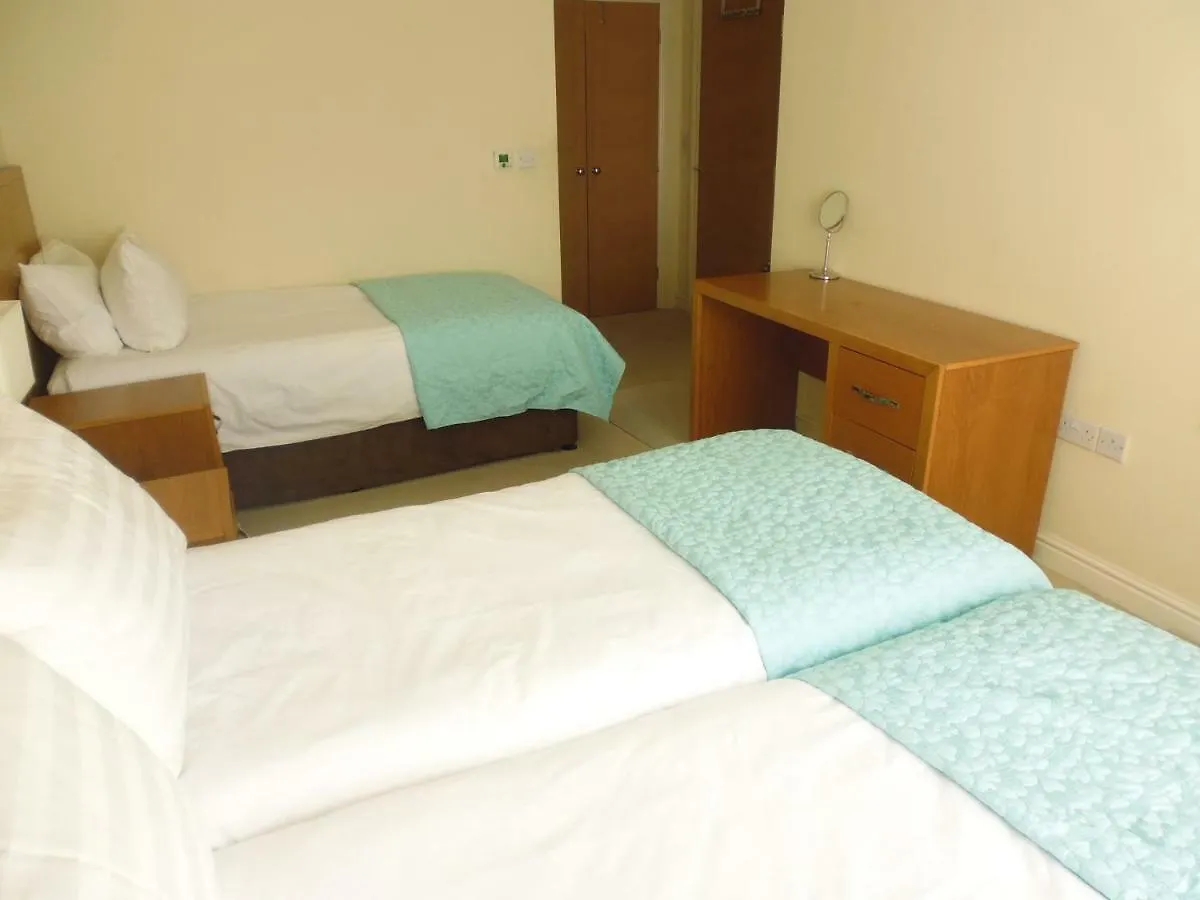 Walking Distance To Beach , Close To Town Center 본머스 아파트