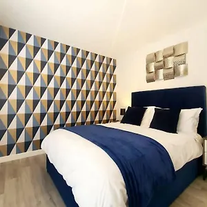 Modern 1 Bedroom Apartment, Close To The With Parking Apartment