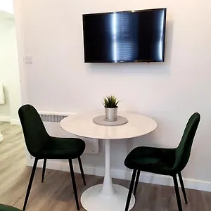 Modern Town Centre Studio Close To Apartment