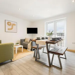Coastal Charm Townhouse: Renovated 3-bedroom With Parking Apartment